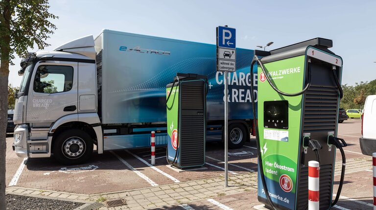 Hybrider Ladepark, e-nutzfahrzeug, Elektro-Nutzfahrzeuge, emobilitaet, E-LKW, Laden von eLkw