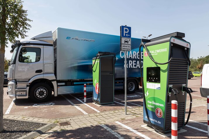 Hybrider Ladepark, e-nutzfahrzeug, Elektro-Nutzfahrzeuge, emobilitaet, E-LKW, Laden von eLkw