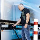Elektrischer Lkw lädt an öffentlicher Schnellladestation für E‑Nutzfahrzeuge