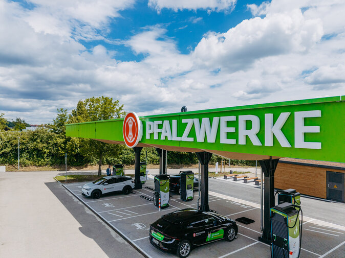 Öffentlicher Schnellladepark der Pfalzwerke im Deutschlandnetz in Göppingen mit mehreren Ladepunkten für Elektrofahrzeuge