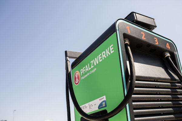 Pfalzwerke Schnellladestation mit zwei Ladepunkte für Elektrofahrzeuge im öffentlichen Ladenetz