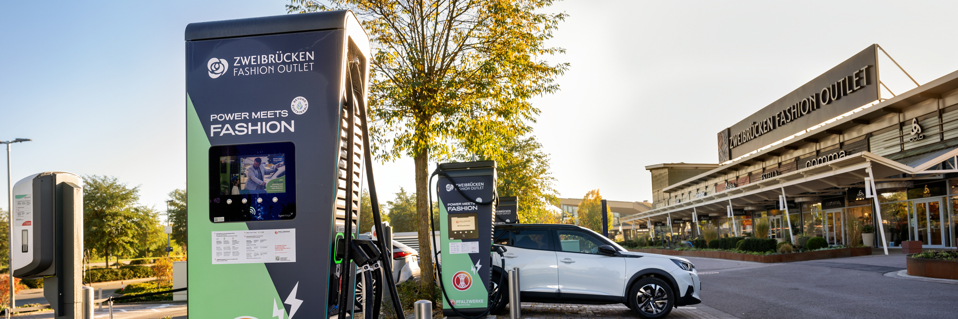 E-Auto lädt am Pfalzwerke-Schnellladestation am Zweibrücken Fashion Outlet 