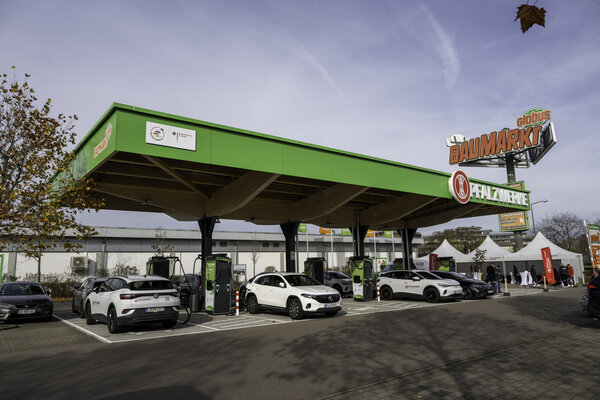 Schnellladepark der Pfalzwerke am Globus Baumarkt in Homburg mit mehreren Ladepunkten im Rahmen des Deutschlandnetzes
