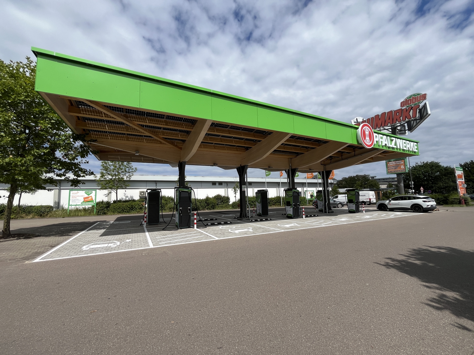 Überdachter Schnellladepark der Pfalzwerke mit mehreren Ladepunkten am Globus Baumarkt in Homburg