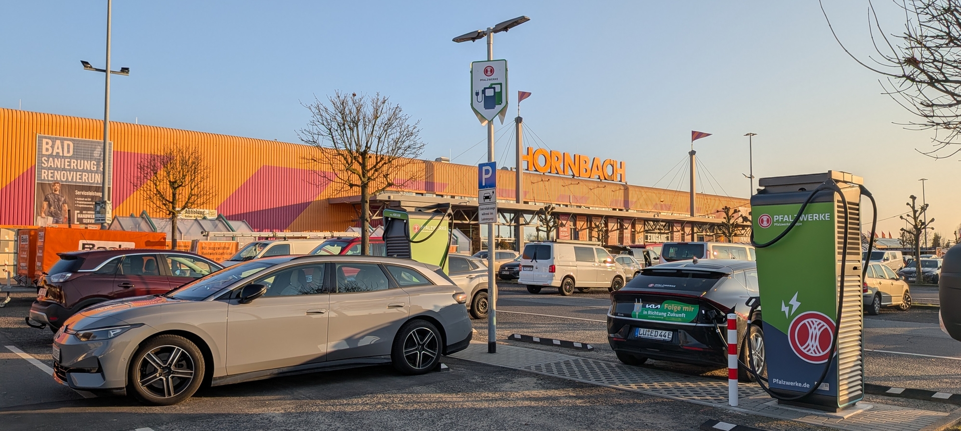 Elektroauto lädt an Pfalzwerke-Schnellladestation vor Hornbach Baumarkt in Potsdam