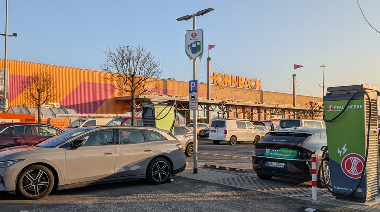 Elektroauto lädt an Pfalzwerke-Schnellladestation vor Hornbach Baumarkt in Potsdam