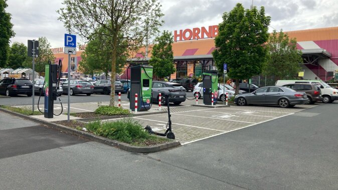 Mehrere Schnellladestationen der Pfalzwerke  auf Kundenparkplatz vom Hornbach Baumarkt in Bremerhaven