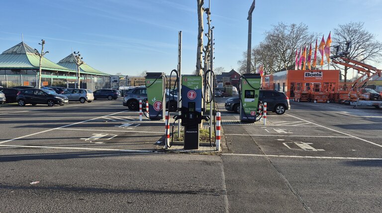 Ladeinfrastruktur der Pfalzwerke auf dem Parkplatz vor Hornbach Baumarkt in Duisburg