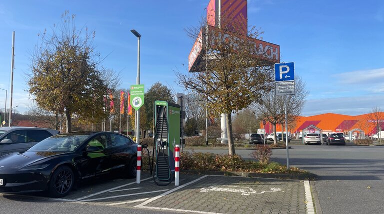 Elektroauto lädt an Schnellladestation auf Parkplatz vom Hornbach Baumarkt in Osnabrück