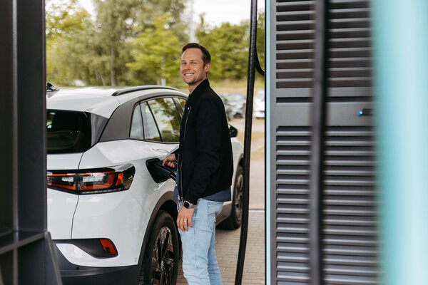 Person lädt Elektroauto an Schnellladestation der Pfalzwerke am Deutschlandnetz-Standort in Göppingen