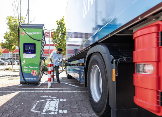 Elektro‑Lkw lädt an öffentlicher Schnellladestation der Pfalzwerke entlang der Route