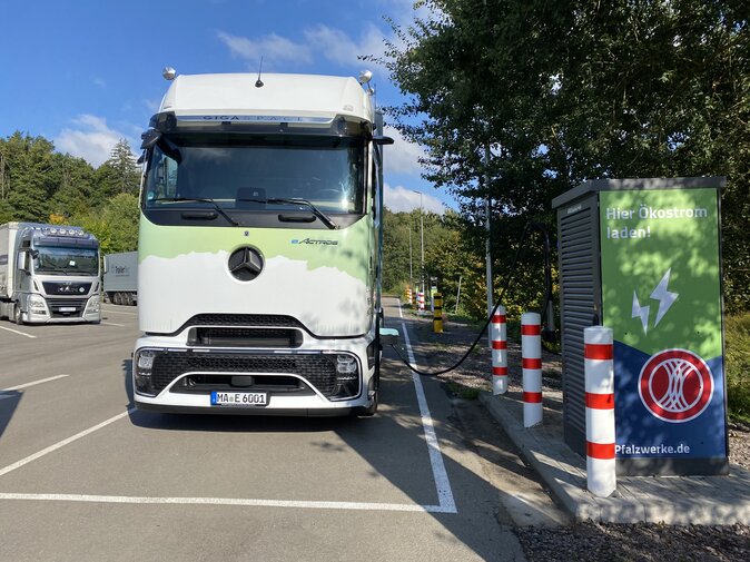 E‑Lkw lädt an Lkw‑geeigneter Schnellladestation am Standort Ständenhof an der B10