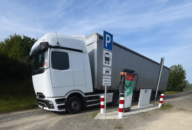E‑Lkw lädt an CCS‑Ladepunkt am BASF Standort Edigheimer Schlag im Logistikumfeld Ludwigshafen