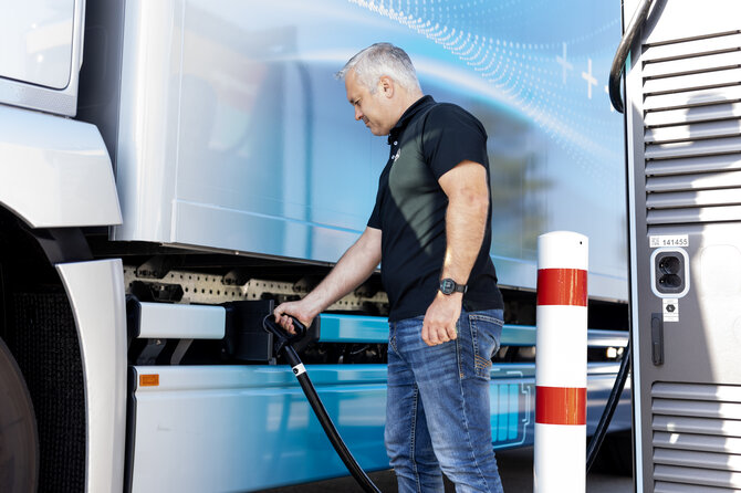 E‑Lkw beim Laden an CCS‑Ladepunkt am Pfalzwerke-Standort bei Hornbach in Offenbach