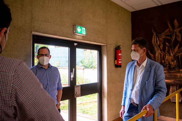 Gebaeudeueberwachung Buergermeister Harald Westrich und Pfalzwerke Mitarbeiter Stefan Lang in Grundschule der VG Otterbach-Otterberg