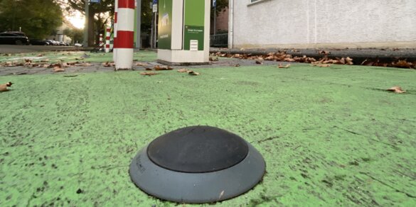 Parkplatz an Ladesaeule mit Sensor 