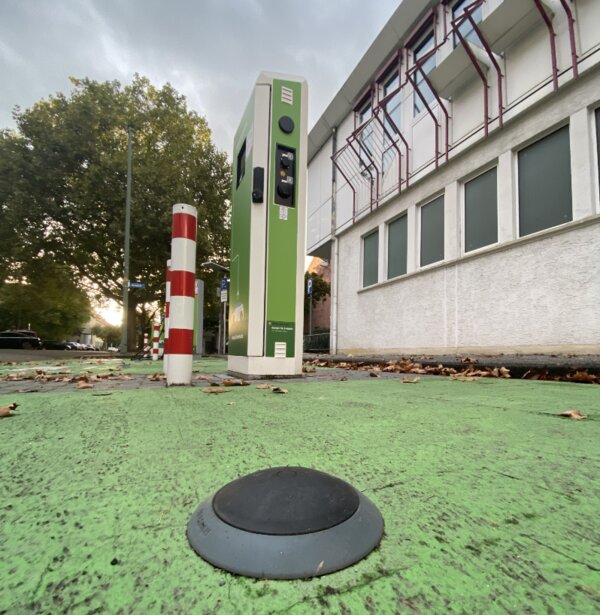 Parkraummanagement Parkplatz an Ladesaeule mit Sensor