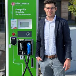 Andreas Memmer vor E-Ladesaeule