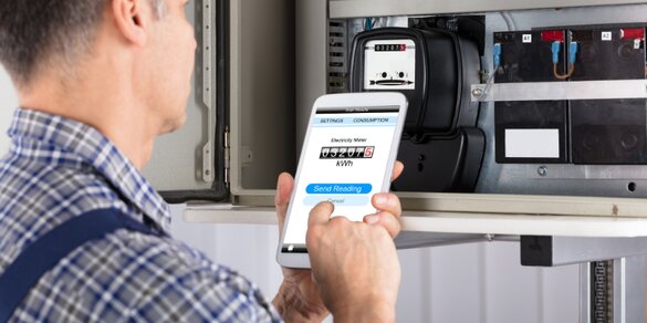 Elektriker überprueft Zaehlerdaten