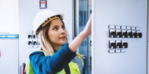 Schaltschrank Elektrikerin am Schaltschrank