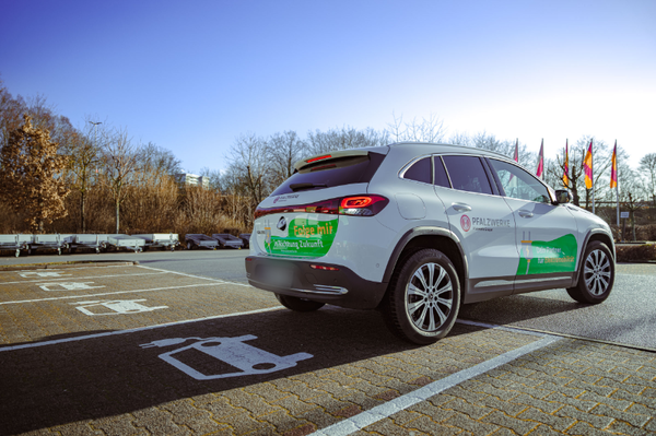 E-Auto auf Elektromobilitaetsparkplatz