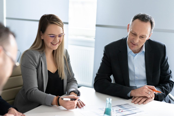 Mann und Frau arbeiten zusammen an einem Tisch