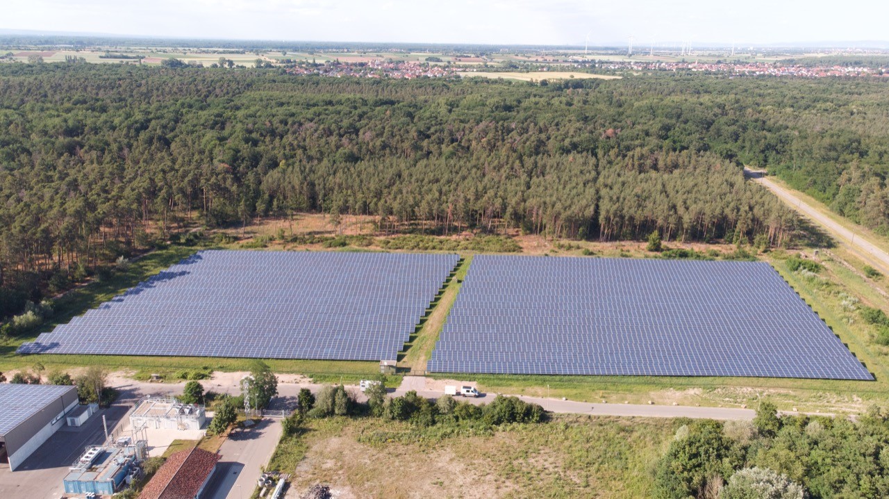 Solarpark Westheim aus der Vogelperspektive. 