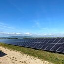Das Bild zeigt eine Reihe der Solaranlage Ellerstadt. 