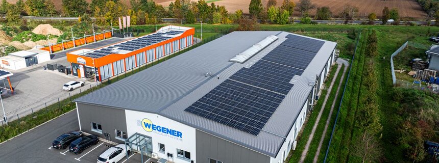 Solaranlage auf dem Gebäudedach der Firma Wegener. 
