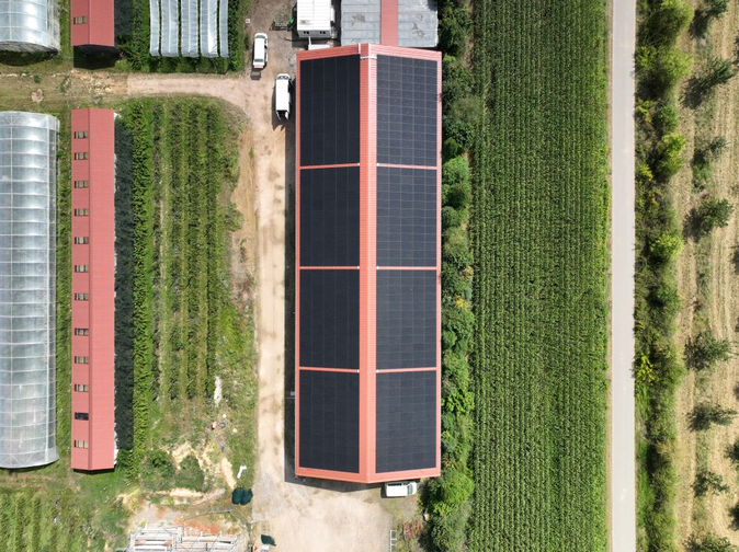 pv anlage dach luftaufnahme