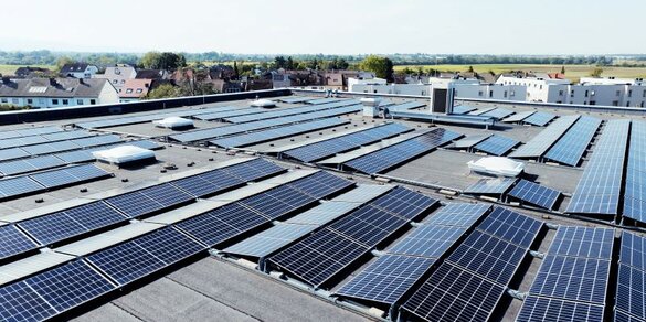 Das Bild zeigt eine PV-Anlage auf einem Gebäudekomplex.