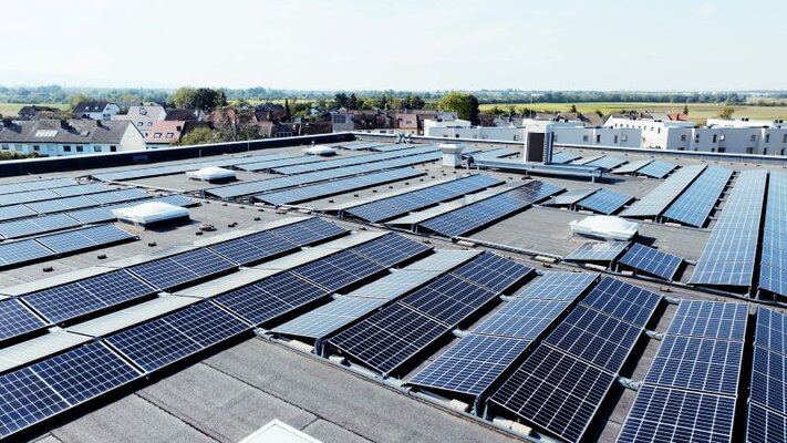 Das Bild zeigt eine PV-Anlage auf einem Gebäudekomplex. 