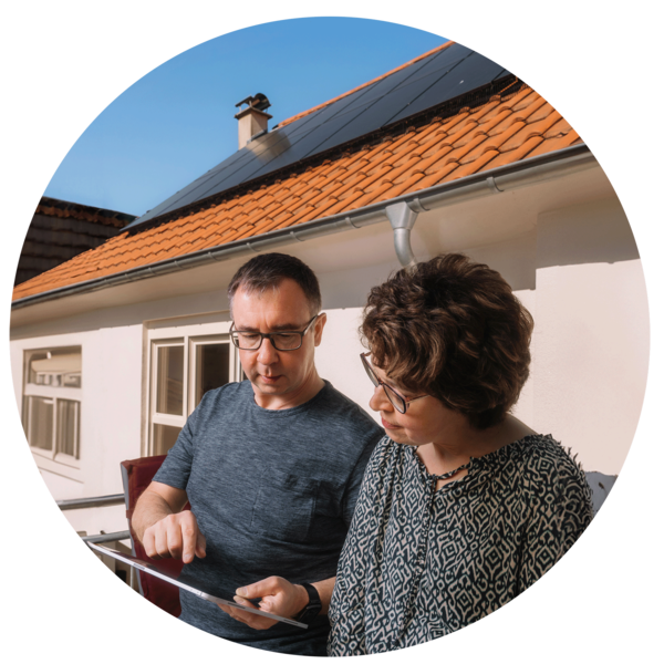 Paar kalkuliert das Preis-Leistungs-Verhältnis ihrer Solaranlage | © Bildnachweis: © Pfalzwerke/Patrick Junker