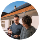 Paar kalkuliert das Preis-Leistungs-Verhältnis ihrer Solaranlage