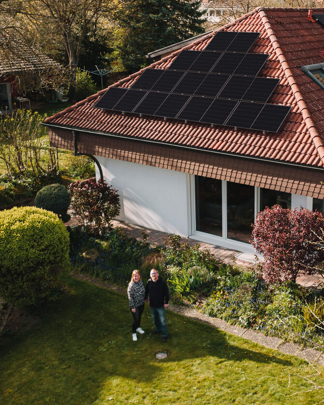 Familie steht vor ihrem Haus mit Solaranlage | © Bildnachweis: © Pfalzwerke/Patrick Junker