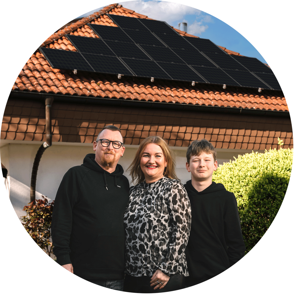 Junge Familie freut sich über die eigene Solaranlage | © Bildnachweis: © Pfalzwerke/Patrick Junker