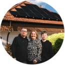 Junge Familie freut sich über die eigene Solaranlage