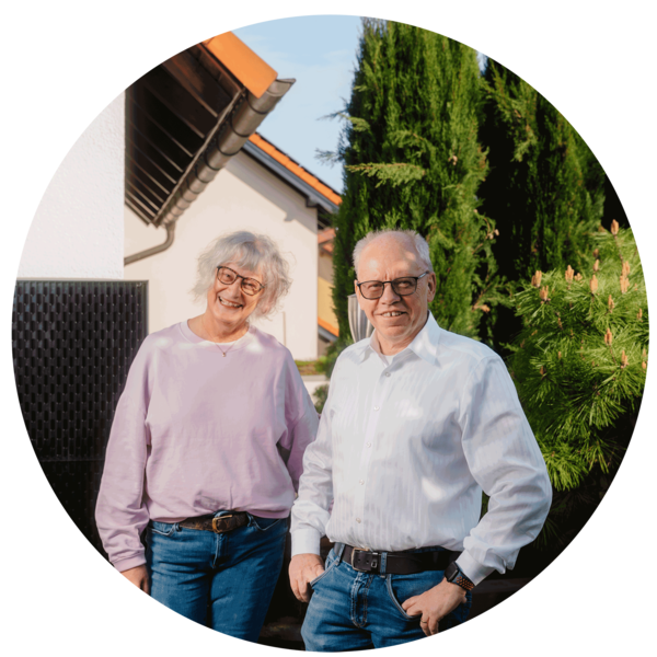 Ehepaar Eckel genießt die Aussicht, im Hintergrund die Wärmepumpe | © Bildnachweis: Pfalzwerke/Patrick Junker
