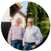 Ehepaar Eckel genießt die Aussicht, im Hintergrund die Wärmepumpe | © Bildnachweis: Pfalzwerke/Patrick Junker