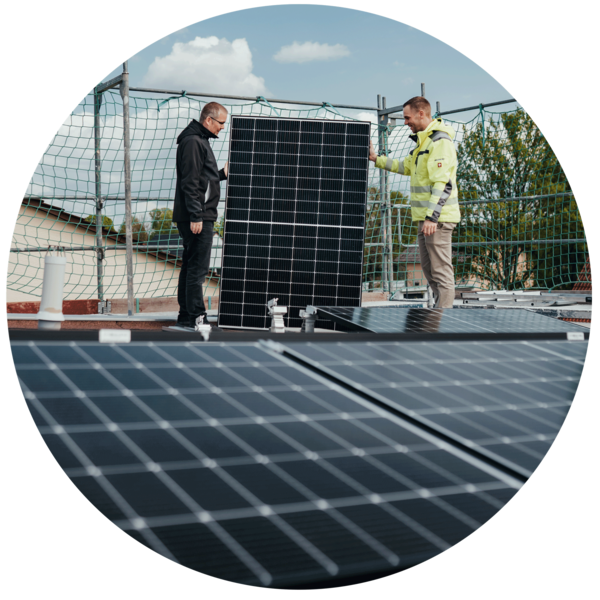 Pfalzwerke Solarteam bei der Montage | © Bildnachweise: ®Pfalzwerke