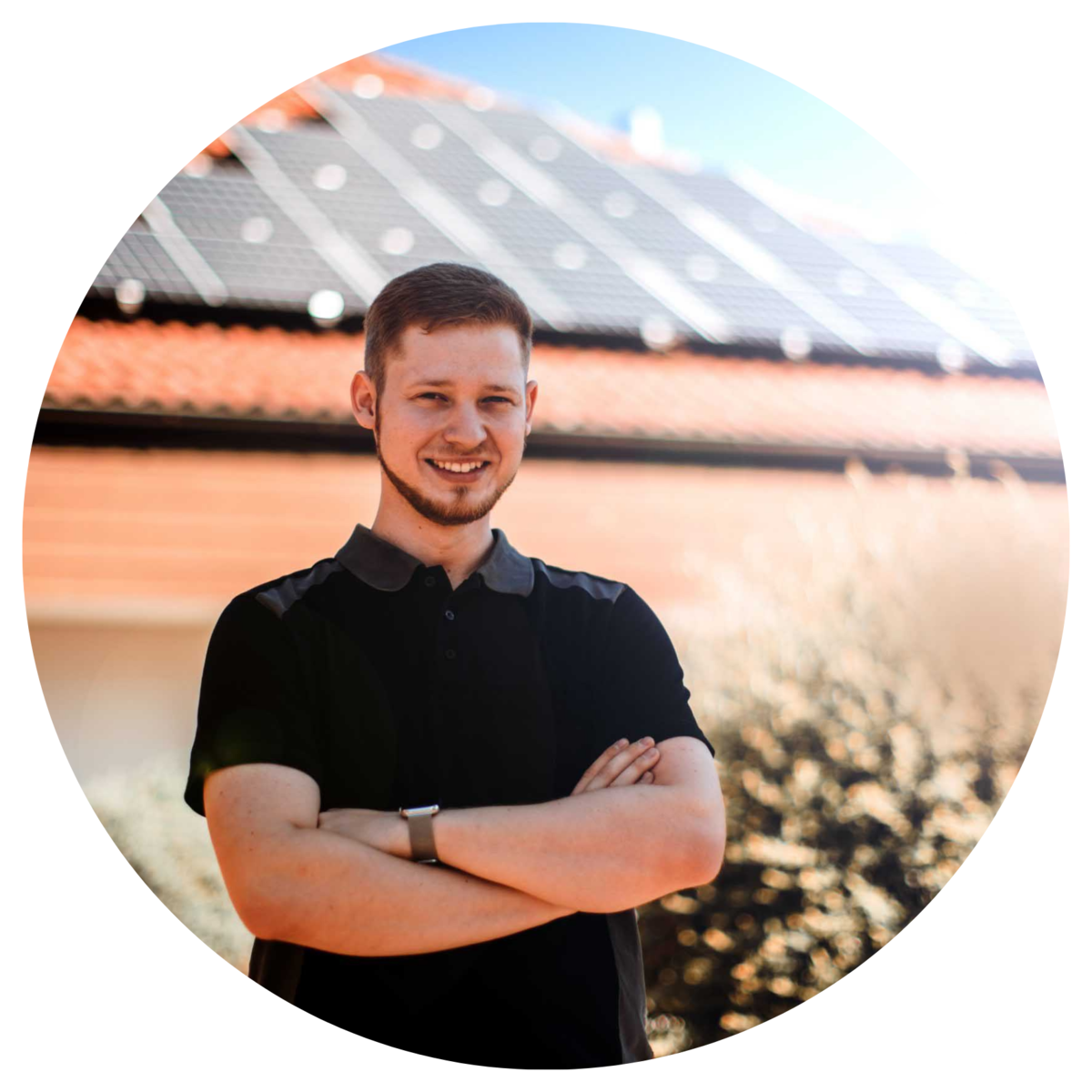 Solar-Experte der PFALZWERKE vor einem Haus mit Solaranlage auf dem Dach