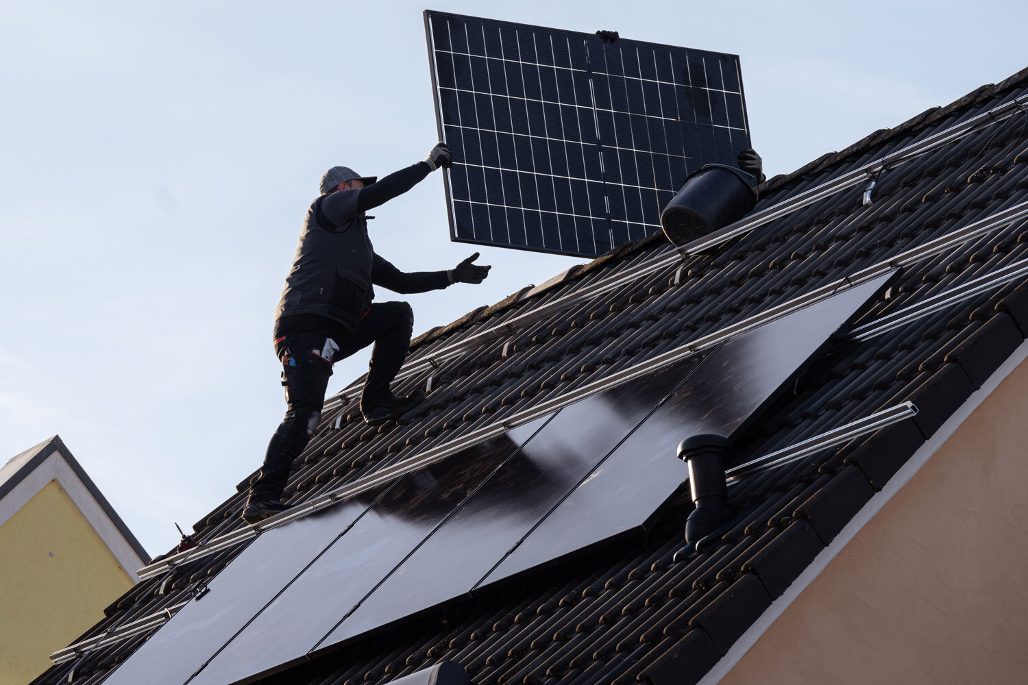 Photovoltaikanlage wird auf dem Dach montiert