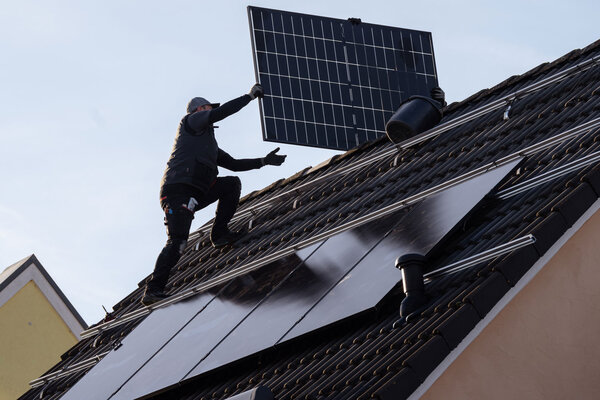 Photovoltaikanlage wird auf dem Dach montiert
