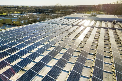 Geschäftsgebäude mit PV-Anlage Dach mit PV-Anlage