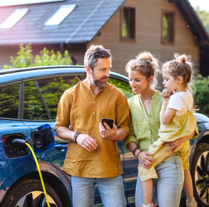 Familie lädt mit App an E-Auto