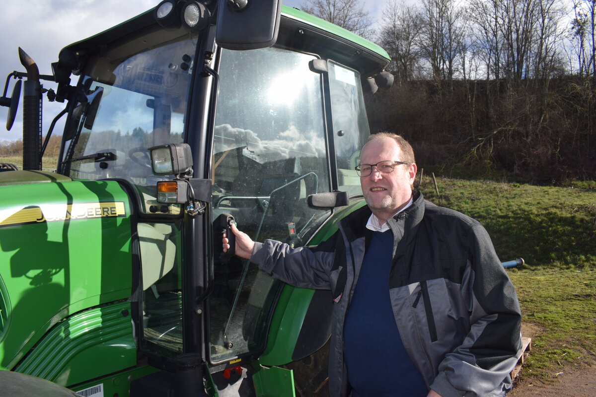 Dr. Karl Landfried vor dem Traktor | © Pfalzwerke Dr. Karl Landfried | © Pfalzwerke
