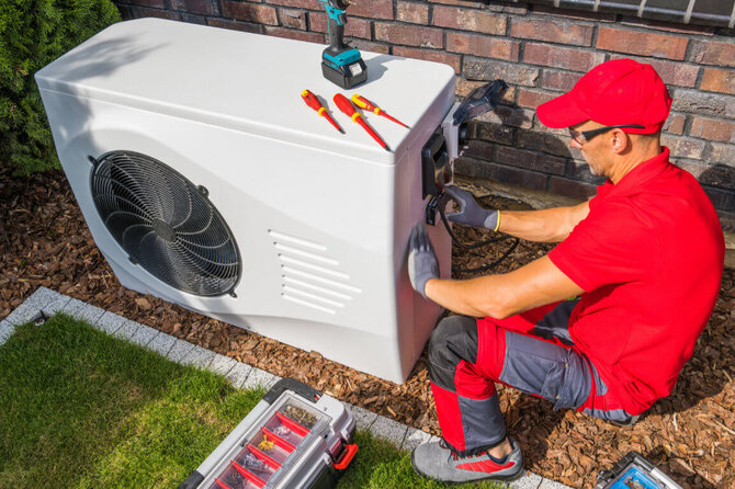 Techniker installiert Wärmepumpe | © Bildnachweis: iStock/welcomia