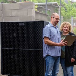 Wärmepumpe von Viessmann wird in Betrieb genommen | © Pfalzwerke/Marc Wilhelm