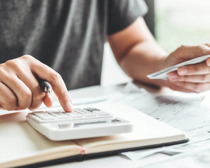 Mann berechnet Sparpotenzial am Taschenrechner | © Bildnachweis: iStock/SARINYAPINNGAM
