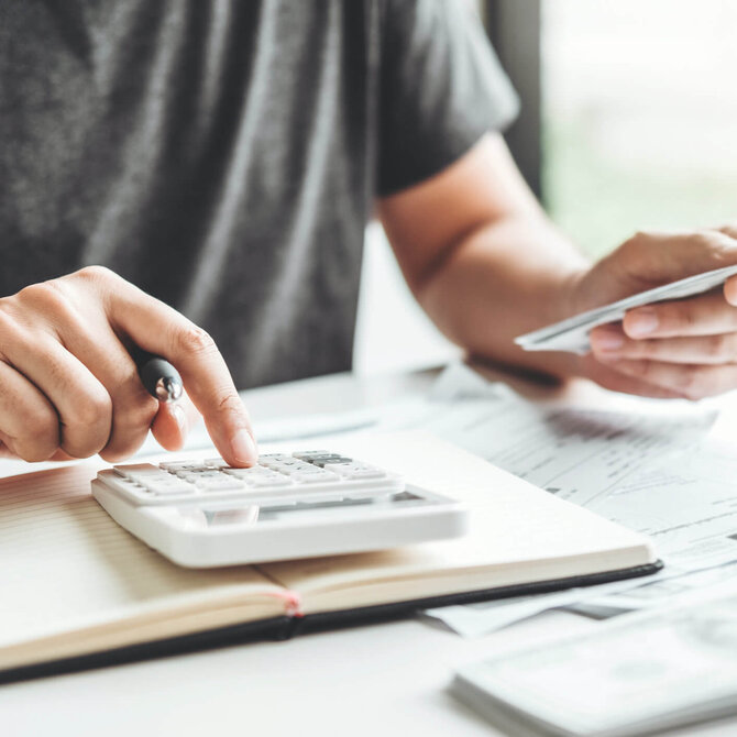 Mann berechnet Sparpotenzial am Taschenrechner | © Bildnachweis: iStock/SARINYAPINNGAM